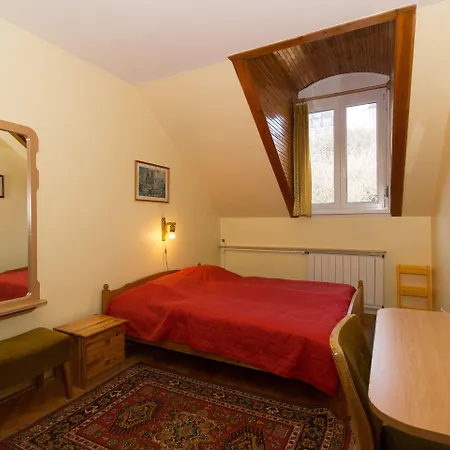 Budavar فندق مبيت وإفطار