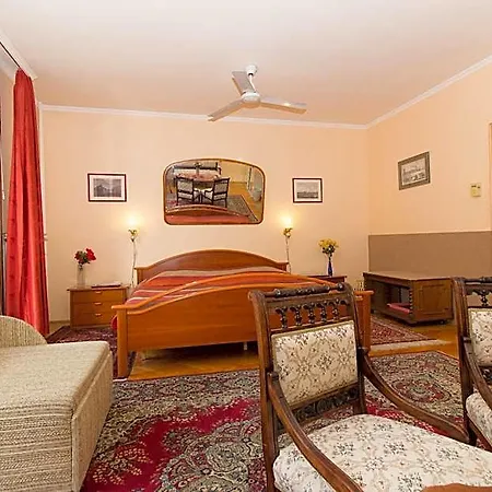 Budavar Bed & Breakfast 4*