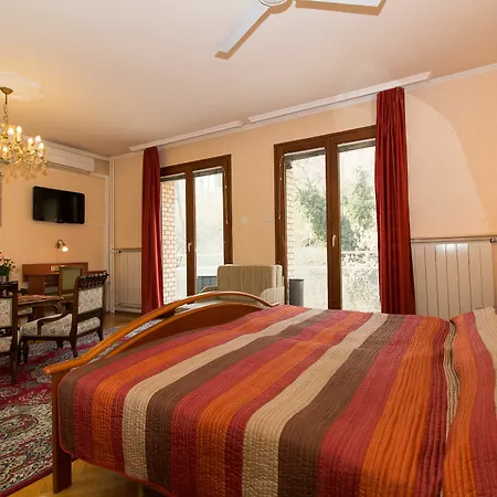 Oda ve Kahvaltı Budavar 3*